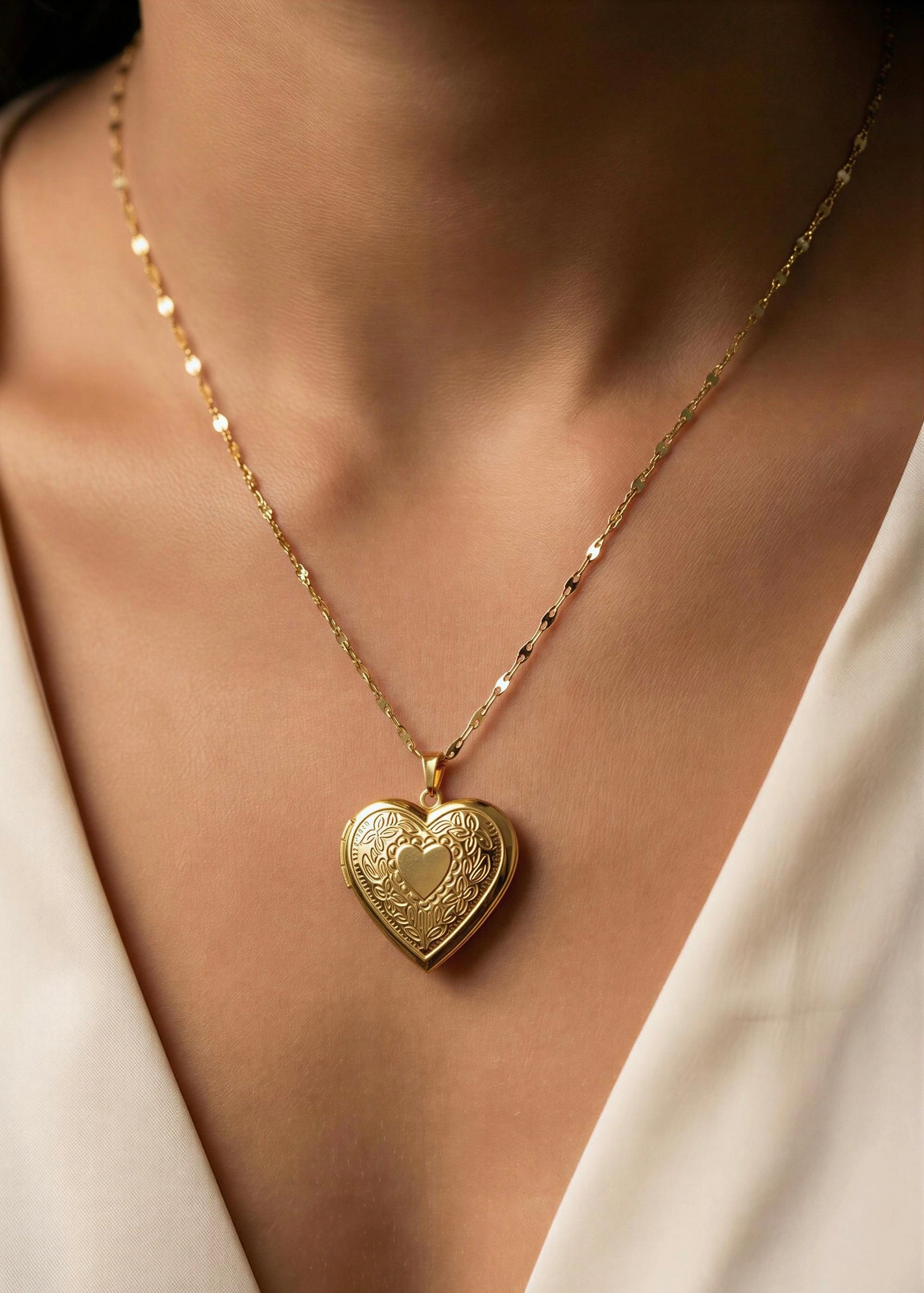 Collar Relicario Corazón Dorado