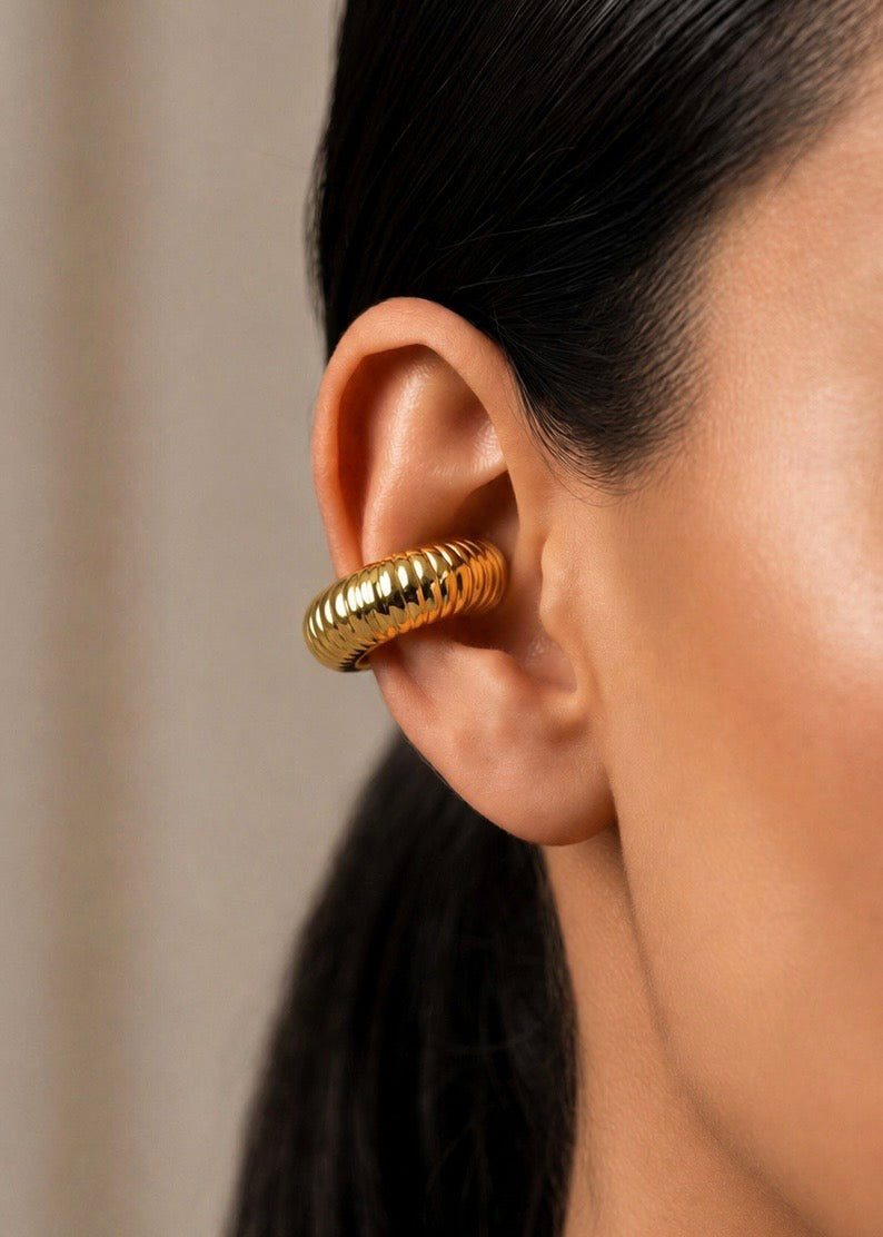 Ear Cuff Naira Dorado
