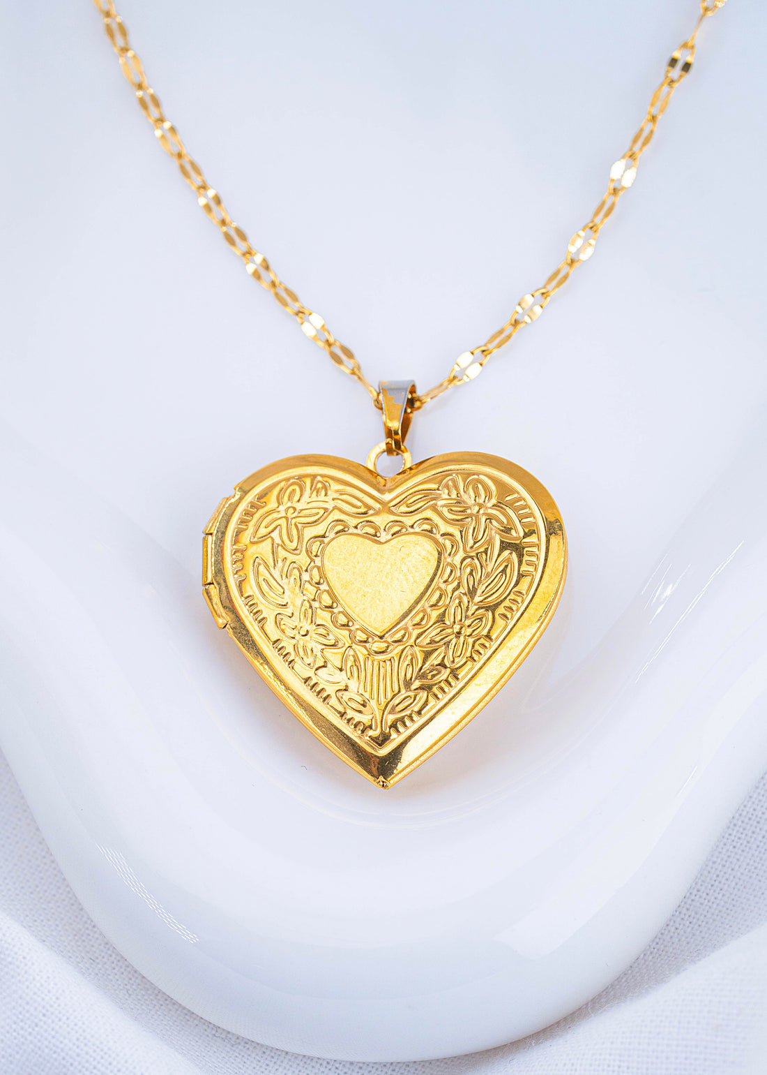 Collar Relicario Corazón Dorado