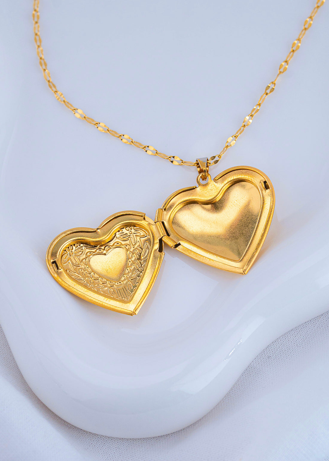 Collar Relicario Corazón Dorado