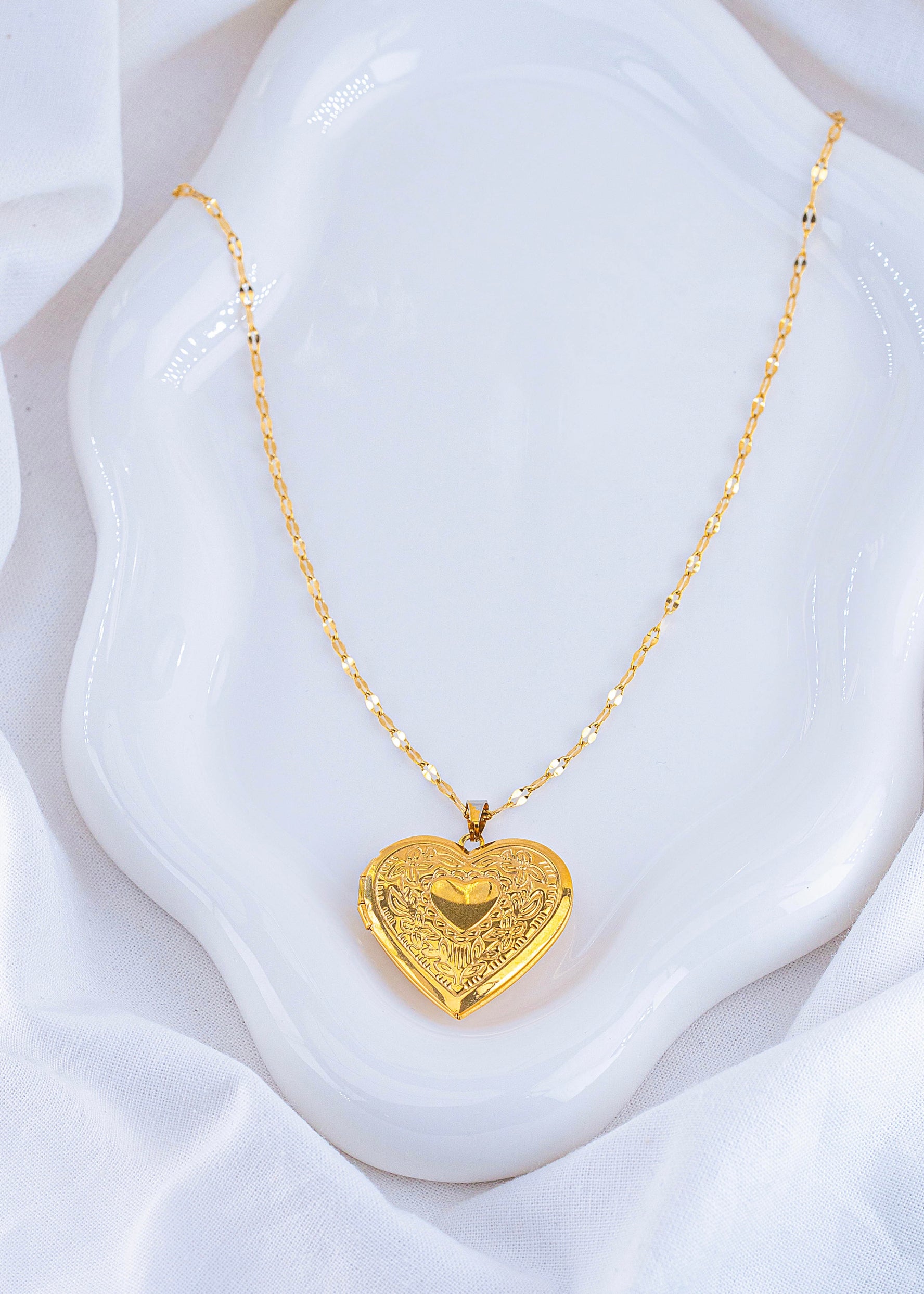 Collar Relicario Corazón Dorado