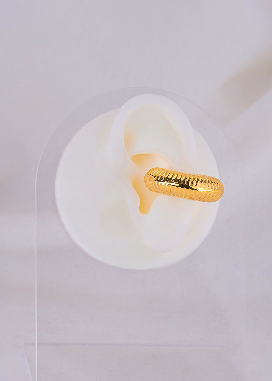Ear Cuff Naira Dorado