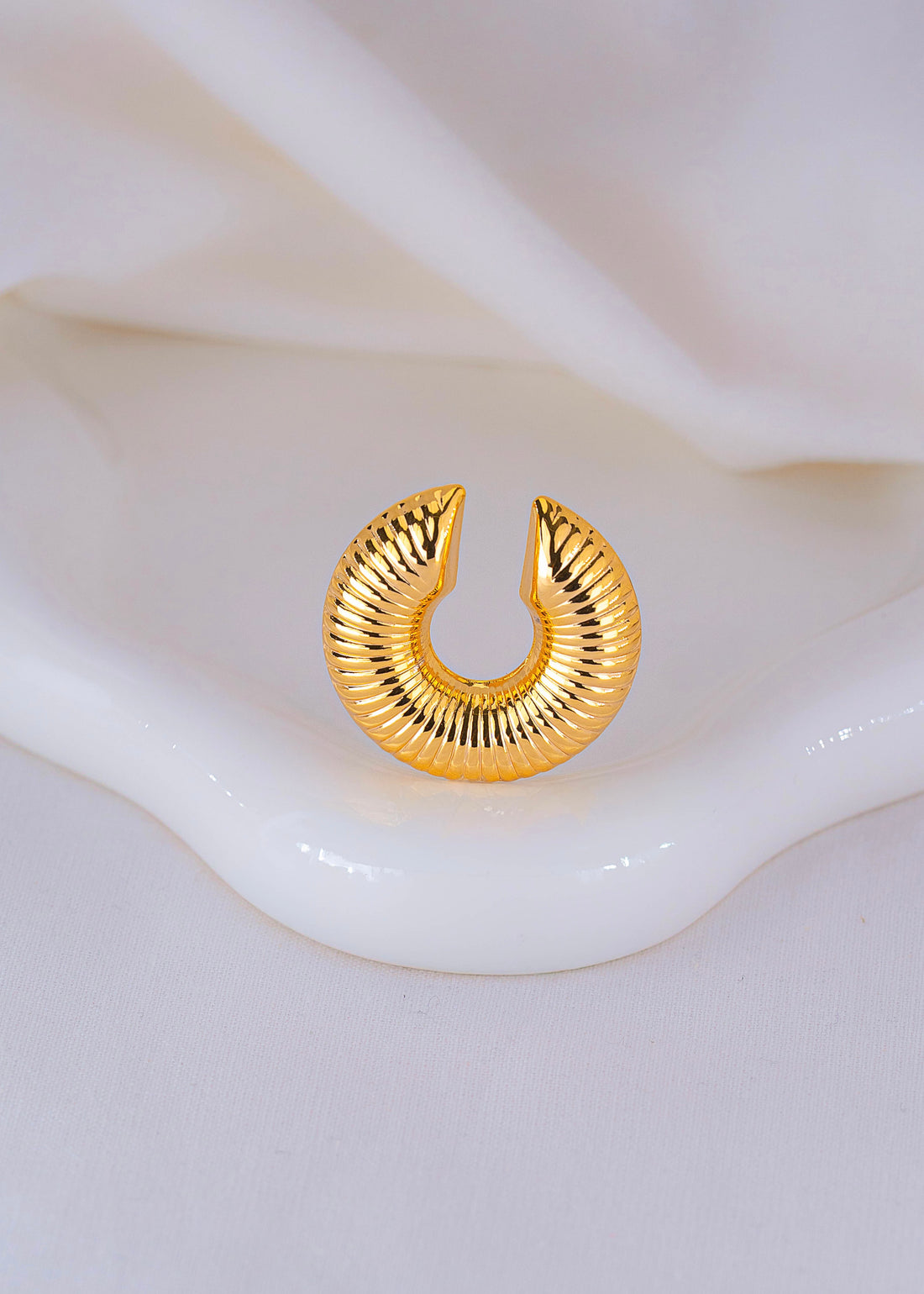 Ear Cuff Naira Dorado