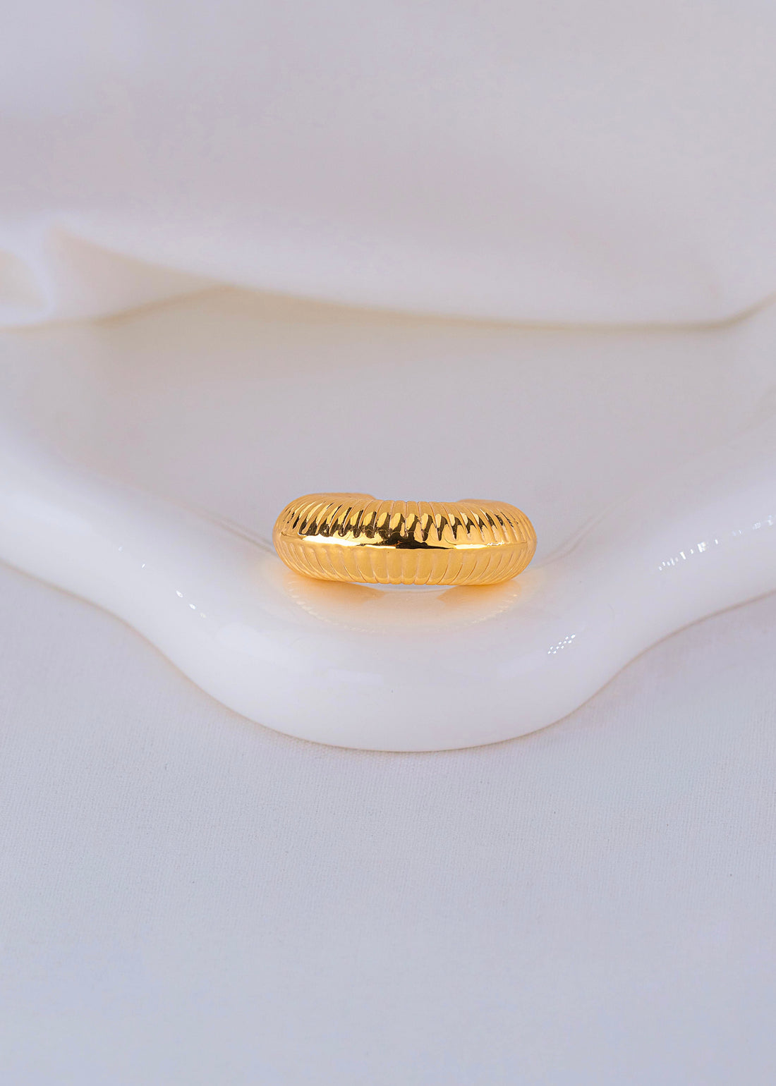 Ear Cuff Naira Dorado