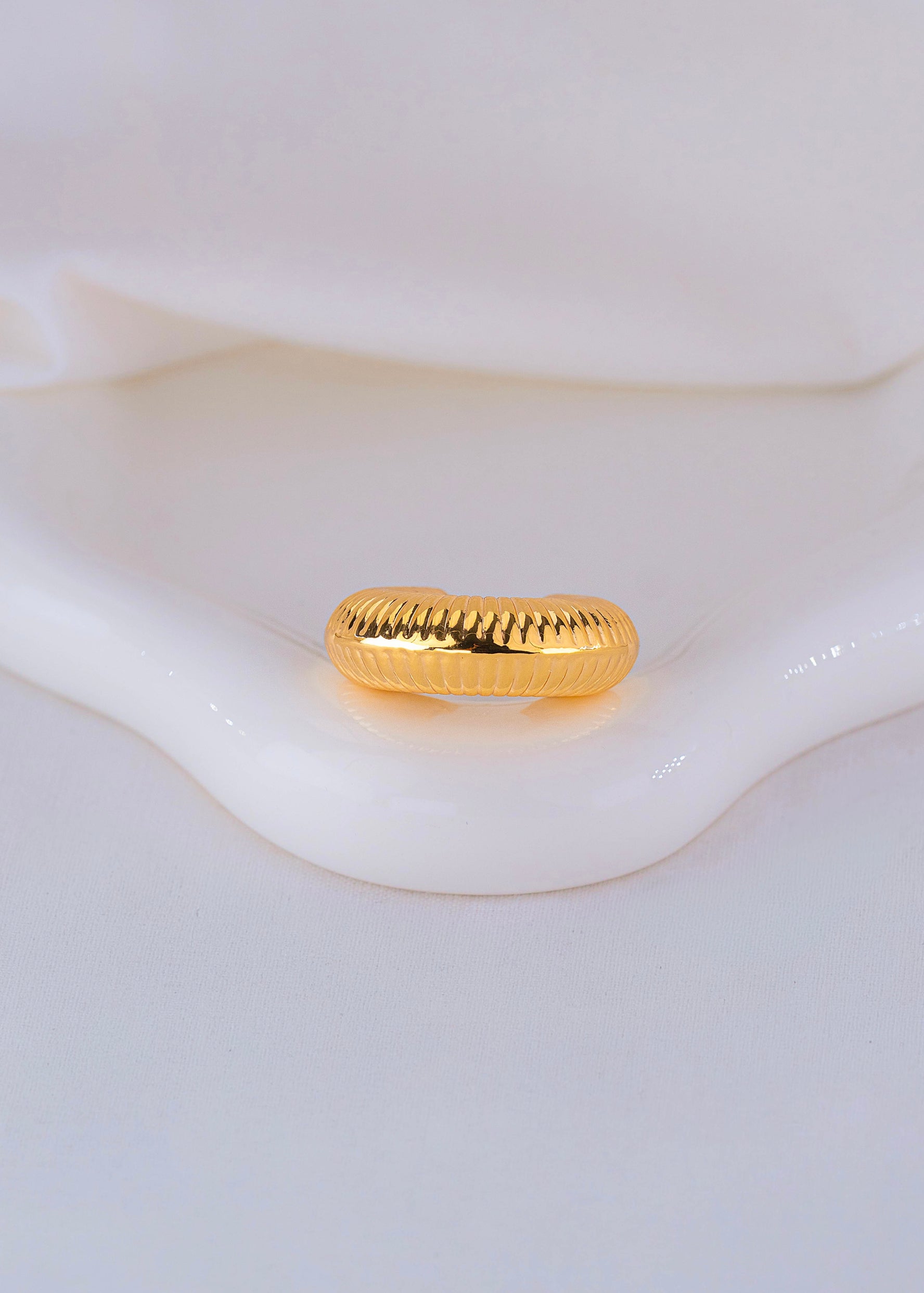 Ear Cuff Naira Dorado