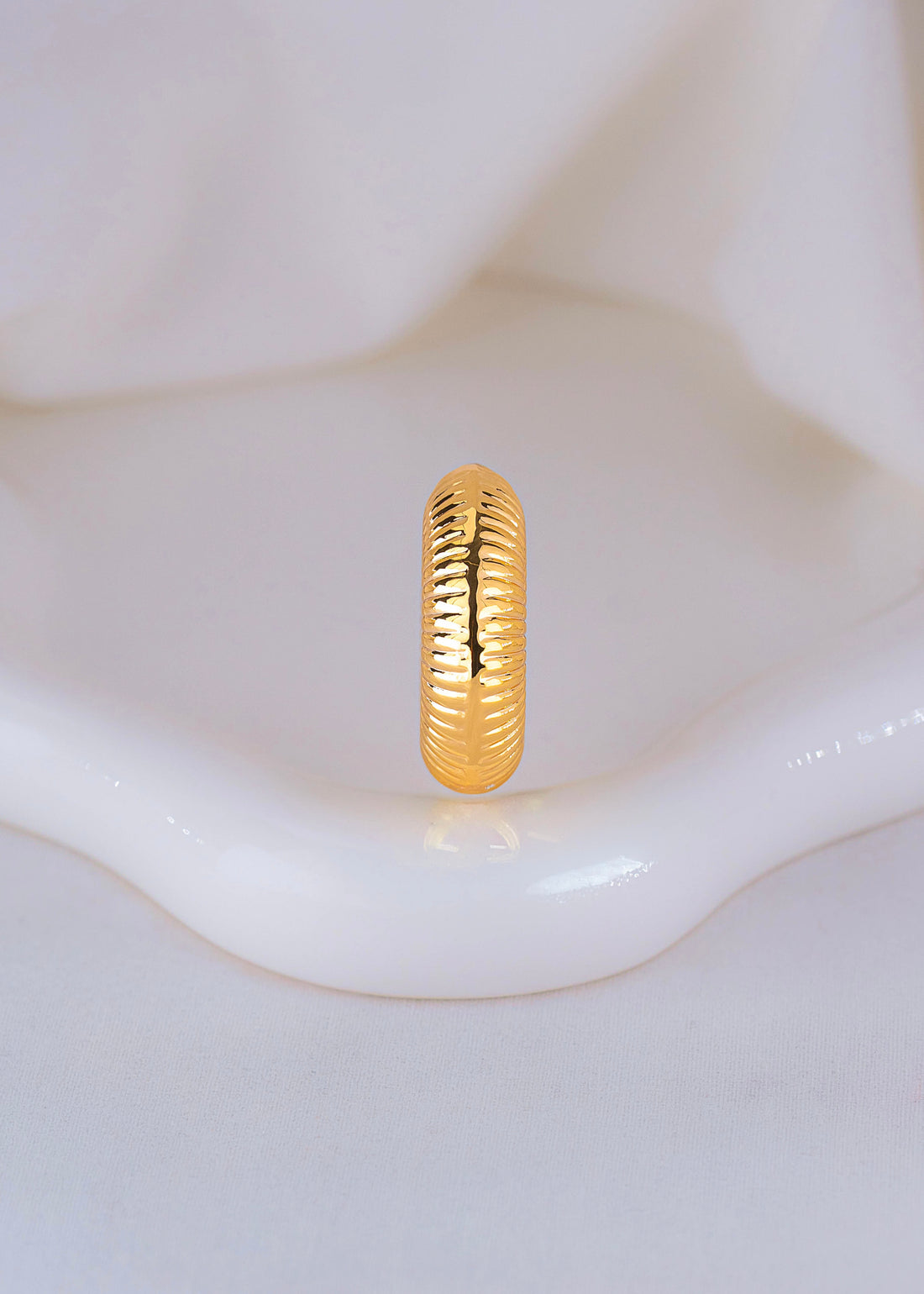 Ear Cuff Naira Dorado