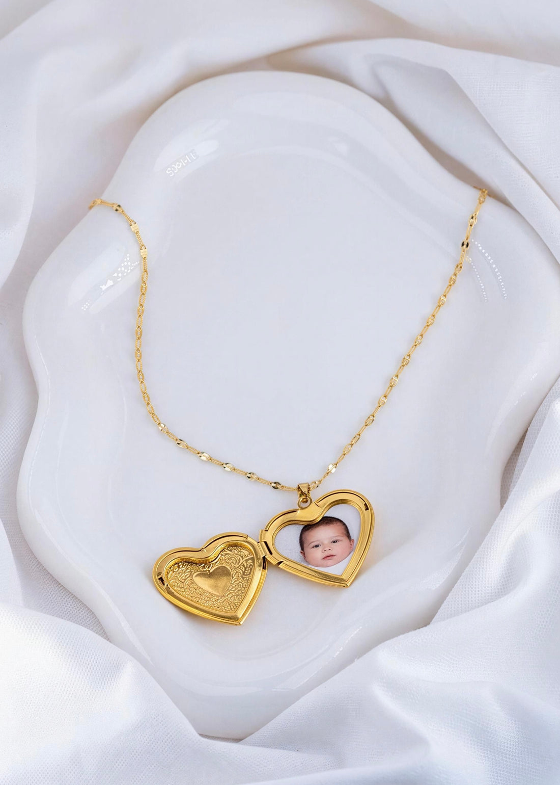 Collar Relicario Corazón Dorado